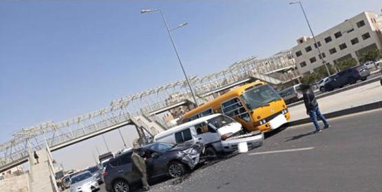 تصادم 10 مركبات يؤدي لأزمة في نفق المدينة وشارع الشهيد -صور