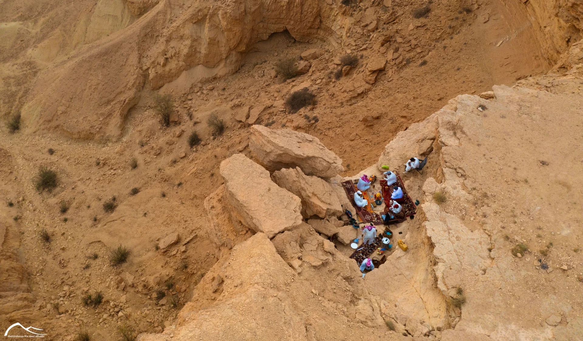 سعودي يوثق تجربة إفطار رمضاني “مهيبة” فوق حافة جبل طويق بـ”المملكة”