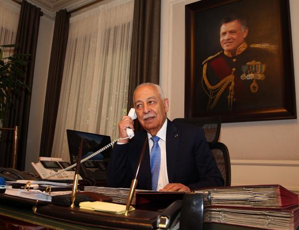 العيسوي ينقل تعازي الملك بوفاة الفنان تيسير 