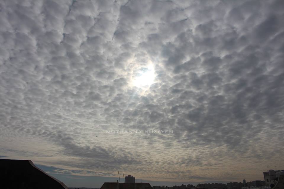 سحب منخفضة تتدفق إلى المملكة مع احتمالية هطول للأمطار ببعض المناطق