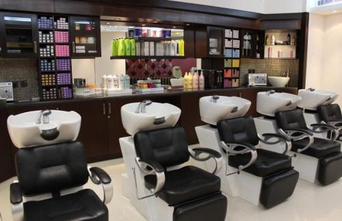 نقيب صالونات التجميل” : نعاني من فوضى عارمة في القطاع بسبب “فتيات وشباب الأونلاين”