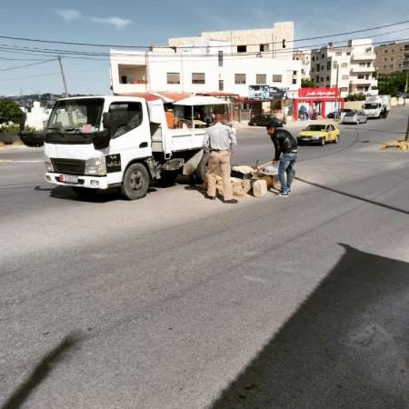 إزالة جزيرة وسطية تشكل خطورة في منطقة البحيرة بالسلط