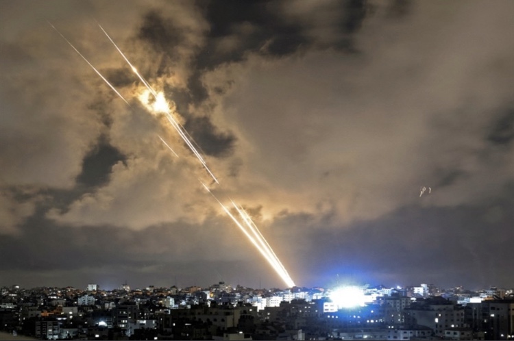 “أونروا” تحول دفعات لأسر دمرت منازلها خلال الحرب في غزة