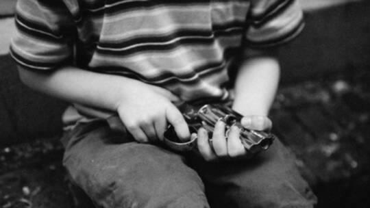 أم ترسل طفلها إلى المدرسة بمسدس في محفظته