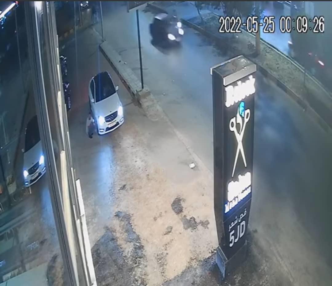 …سائق مركبة يفر بعد صدمه عامل توصيل