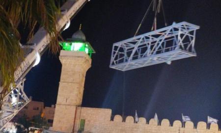 القوات الاسرائيلية تدخل آليات ثقيلة للحرم الإبراهيمي