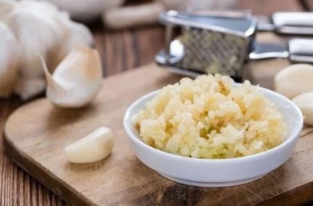 هل يوجد فرق بين الثوم المقطع والمهروس في الطهي؟