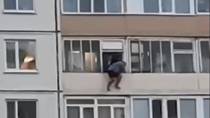 امرأة تقتل زوجها أمام أطفالهما .. وتلقي جثته من البلكونة !