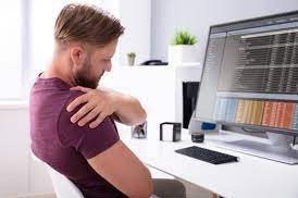 النظر لهاتف يزيد الضغط على العمود الفقري بشكل صادم