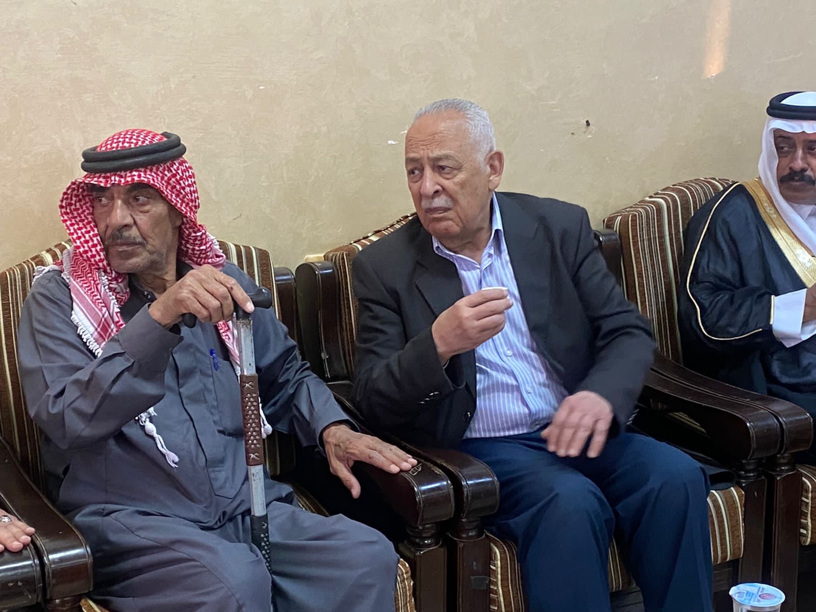 بتوجيهات من جلالة الملك معالي رئيس الديوان الملكي الهاشمي يقدم واجب العزاء لاهل الشهيد