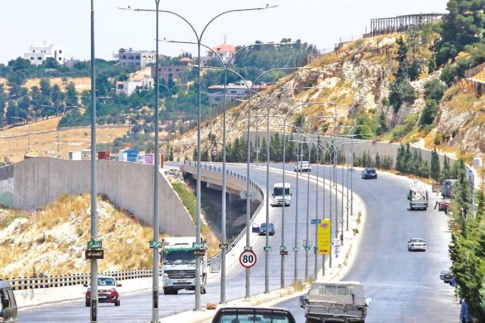 مركبات تخالف اتجاة السير بشارع (الستين) في السلط