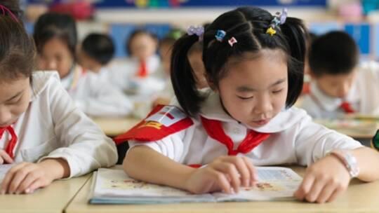 معجزة صينية.. طاولات وكراسي المدارس تتحول لأسرّة