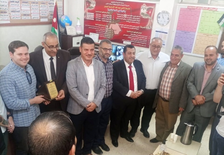 المومني : فريق الشؤون المدنية العسكري الأمريكي يتبرع بـ 400 مقعد و40 طاولة لمدرسة الامير عبدالله الاساسية للبنين