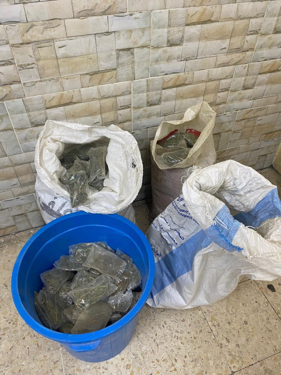 قسم مكافحة المخدرات بالزرقاء يلقي القبض على تاجر ومهرب للمواد المخدرة وتضبط كميات كبيرة منها بحوزته