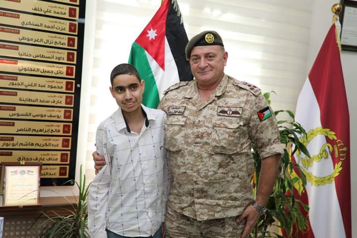 مدير عام الخدمات الطبية الملكية يكرم طالب كفيف لتفوقه في الثانوية العامة….