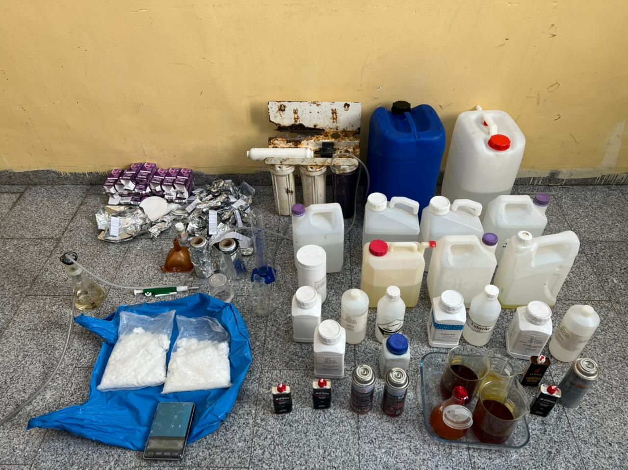 إحباط 4 قضايا نوعية لتصنيع مخدرات وضبط متورطين من الزرقاء والمفرق والبلقاء