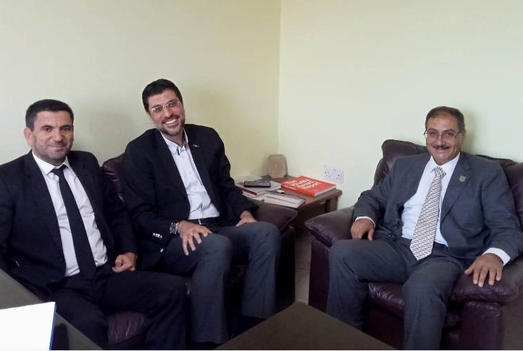 بحث التعاون بين جامعتي عمان الأهلية وبليموث البريطانية والجمعية العلمية الملكية