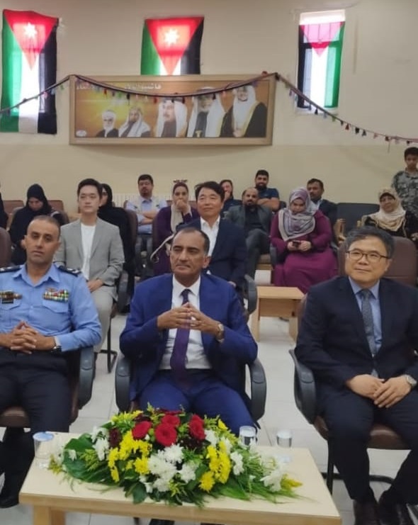 تحت رعاية عطوفة متصرف لواء القطرانه الدكتور توفيق الشوابكه اقيم حفل تنفيذ مشروع برنامج المدارس الحكوميه الذكيه