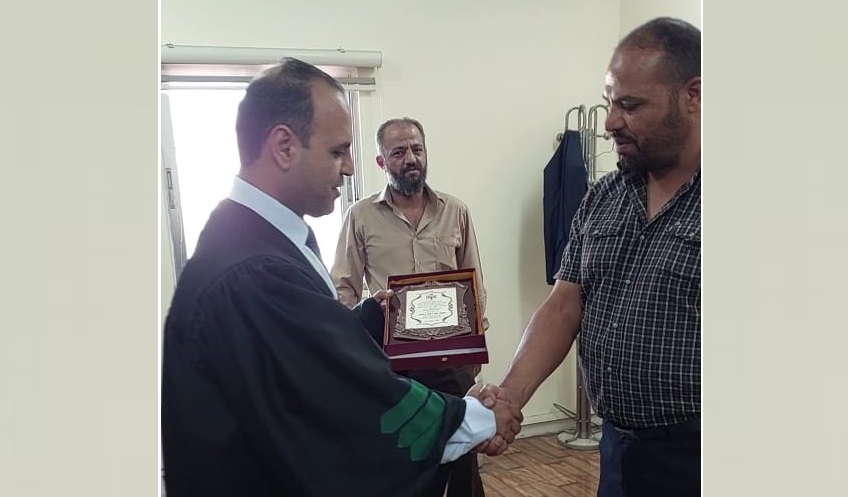 القاضي قفطان العدوان يكرم موظفين في محكمة بلدية الزرقاء