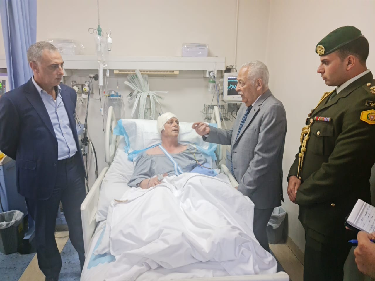 العيسوي يزور ويطمئن على مصابي حادثة انهيار بناية جبل اللويبدة في مستشفى لوزميلا