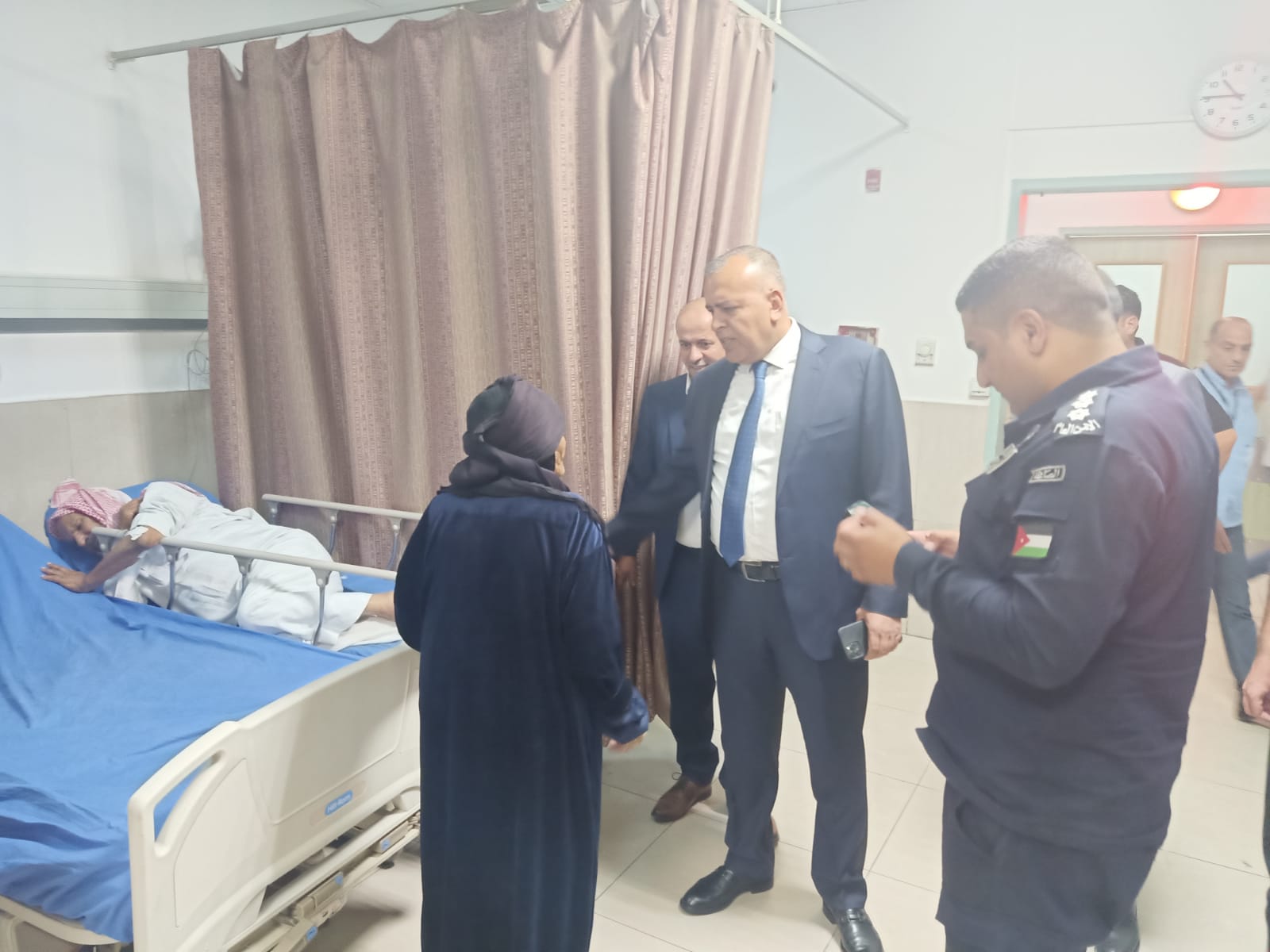 محافظ الزرقاء الجبور يزور مستشفى الزرقاء الحكومي للاستماع للمراجعين – صور