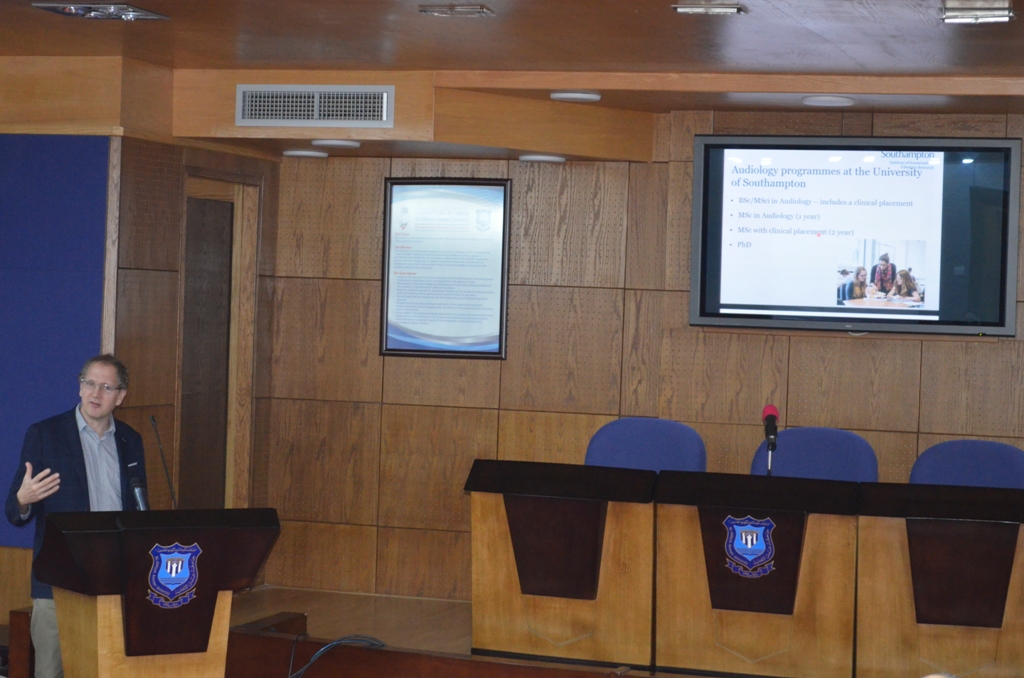  قسم السمع والنطق في عمان الأهلية يستضيف الدكتور ستيف بيل