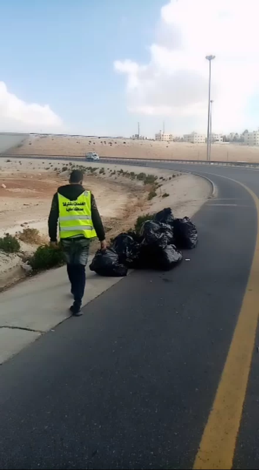 بتوجيهات من معالي نائب رئيس الوزراء وزير الإدارة المحلية معالي الباشا توفيق كريشان حملة نظافة واسعة على ممر عمّان التنموي (طريق المية ) .