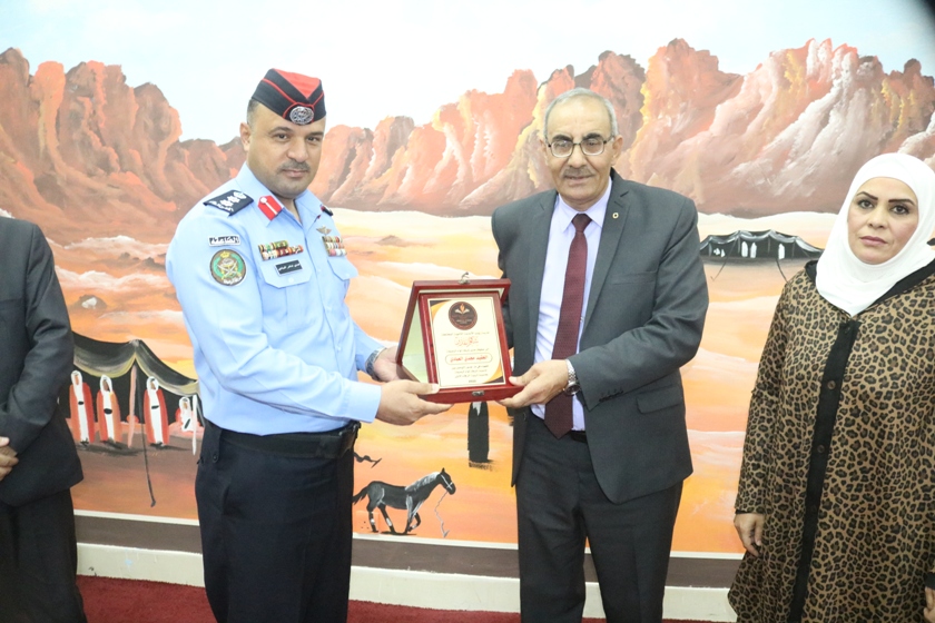 مدير شرطة الرصيفة ومدير تربية الزرقاء الاولى يحتفلون بتخريج دورة اصدقاء الشرطة في مدرسة زينب الاسدية الثانوية المختلطة 