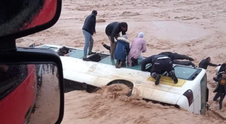 مصدر أمني يوضح للأردن اليوم الحالة الصحية لإصابات حادث انقلاب باص في معان