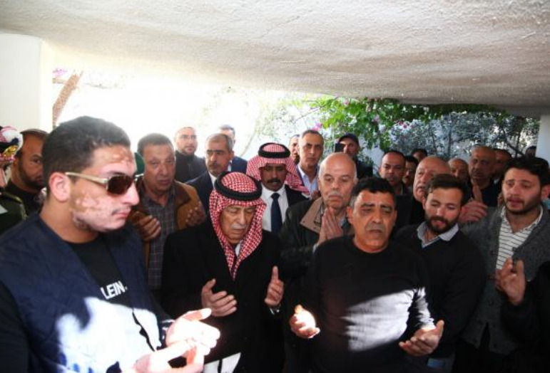 مندوبا عن الملك .. العيسوي يشارك في تشييع جثمان شبيلات