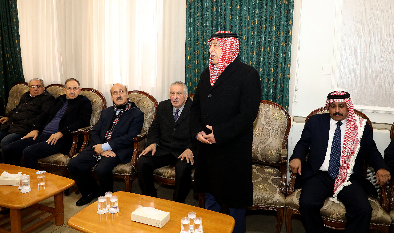 مندوبا عن الملك.. رئيس الديوان الملكي يعزي آل الأسد – صور