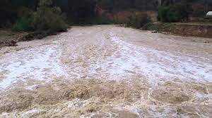 إنقاذ أردني حاصرته السيول في منطقة باير.. والامن يحذر