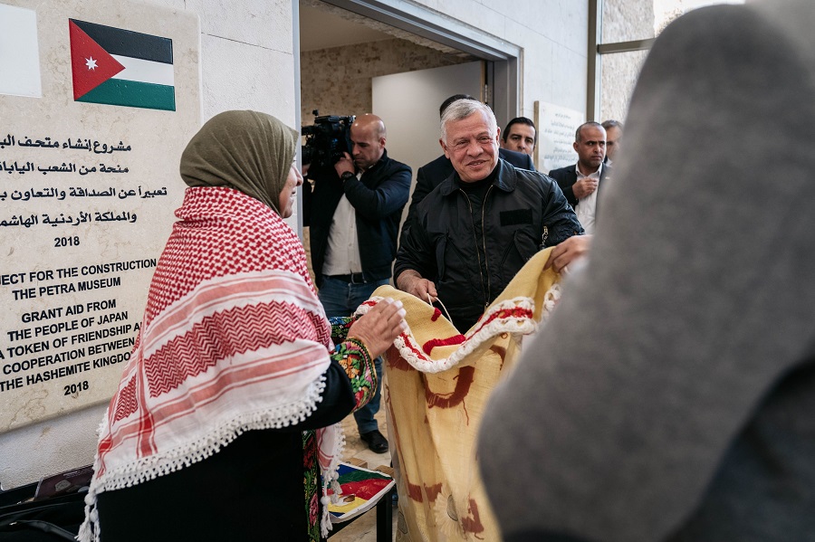 الملك يزور البترا ويؤكد أهمية التركيز على تطوير المدينة وتنويع منتجها السياحي