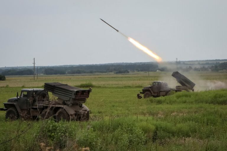 الجيش الأوكراني يشن هجمات مضادة.. وكييف متوجسة من مناورات روسيا وبيلاروسيا