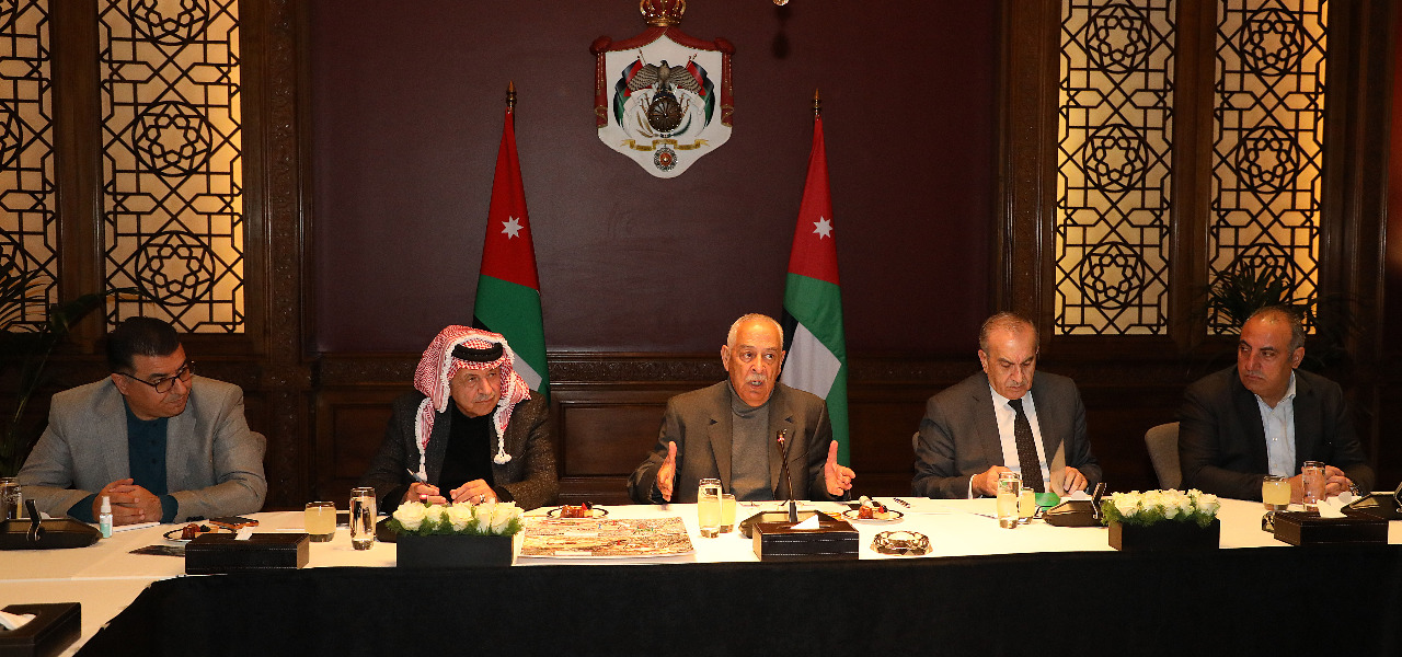 رئيس الديوان الملكي يؤكد ضرورة تسارع وتيرة الانجاز بمشروع تاهيل تلال الفوسفات