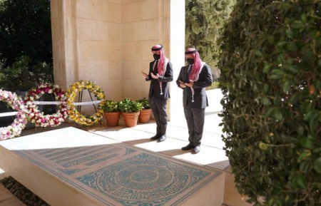 الملك وولي العهد يزوران ضريح الملك الحسين