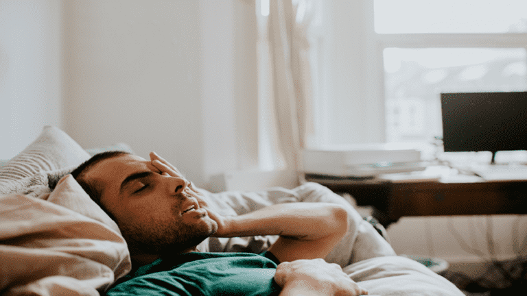 النوم غير المنتظم يزيد خطر الإصابة بقاتلين صامتين