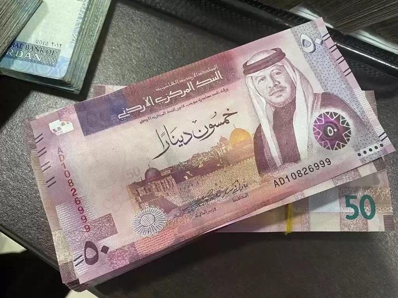 البنوك تعدل برمجيات الصرافات الآلية لقبول الـ 50 الجديدة