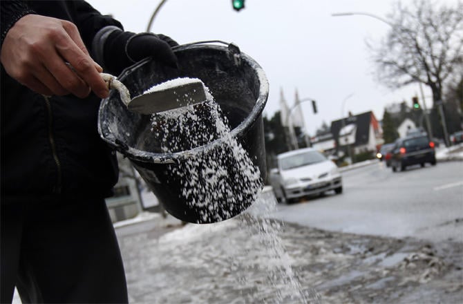 نثر الملح على الطرق المتوقع تشكل الانجماد عليها