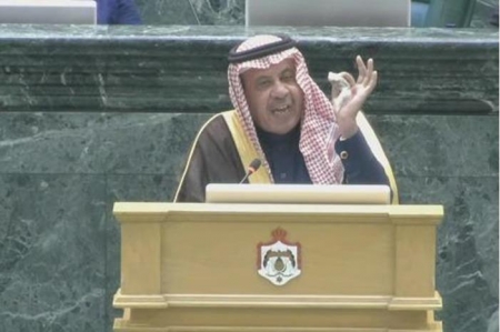 نائب يعرض 20 رصاصة جمعها من ساحة منزله.. ويحذر