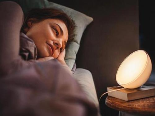 احذر النوم في الضوء .. مخاطر جمة لا تخطر على البال