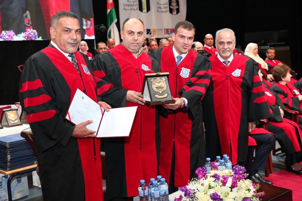 كرنفال احتفالي بهيج بتخريج الفوج الثلاثين من طلبة عمان الاهلية.. صور