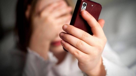 السجن لمدة عام بحق شاب عشريني نشر فيديو لفتاة وهي عارية