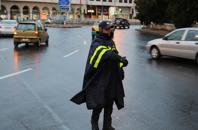 الإدارات المرورية تحذر السائقين: عودة الأمطار بعد انقطاع يؤدي للانزلاق