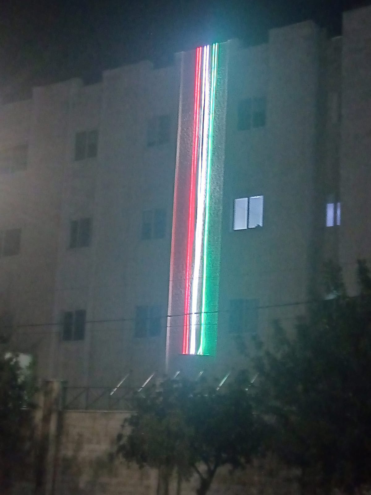 تزيين مبنى مديرية القضاء العسكري ومبنى المحاكم العسكرية وأمن الدولة بألوان العلم الأردني إحتفاءً وإحتفالاً بيوم العلم