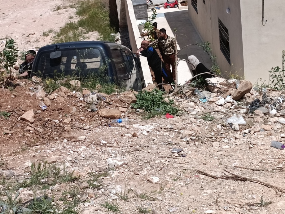 نشامى سجن ماركا يهبون لانقاذ باص تدهور من أعلى تله أثناء الاصطفاف