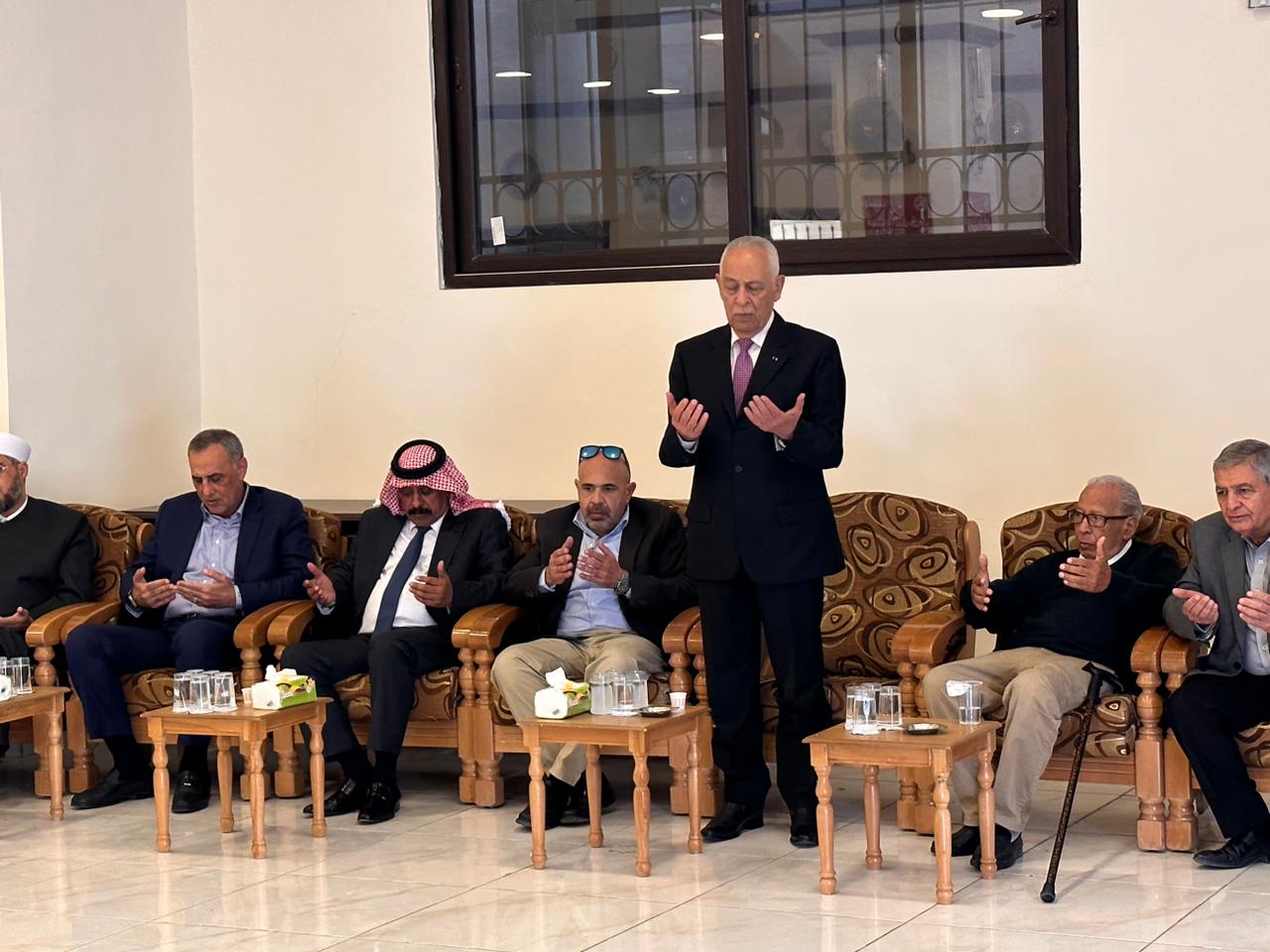 مندوبا عن الملك .. رئيس الديوان الملكي يعزي عشيرة الدعجة