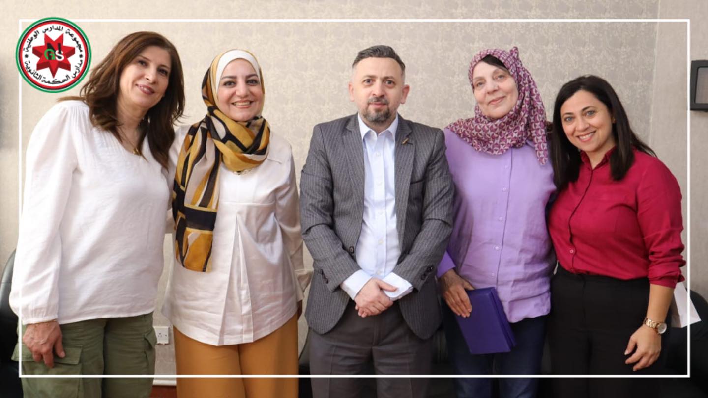 د. ايهاب بالي يكرم ” فاطمة بعباع ” احد المدرسات التي واكبت التعليم بمدارس الحكمة منذ التاسيس لوصولها سن التقاعد