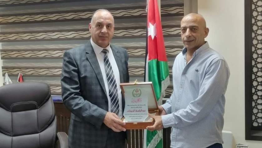 متصرف ماركا يكرم الموظف عبد الباسط اربيحات – ابو سلطان بعد خدمة دامت 30 عاما  