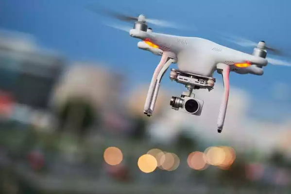 كم عدد طائرات الدرون التي زيّنت سماء المملكة احتفالًا بعددٍ من المناسبات الوطنية؟